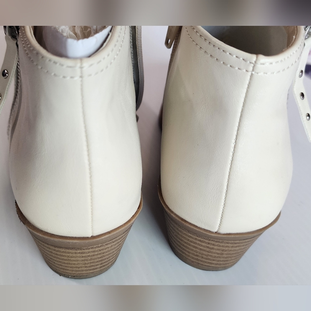 Arizona Jean Company Cream Ankle Boots with Minimalist Design - Picture 5 of 9